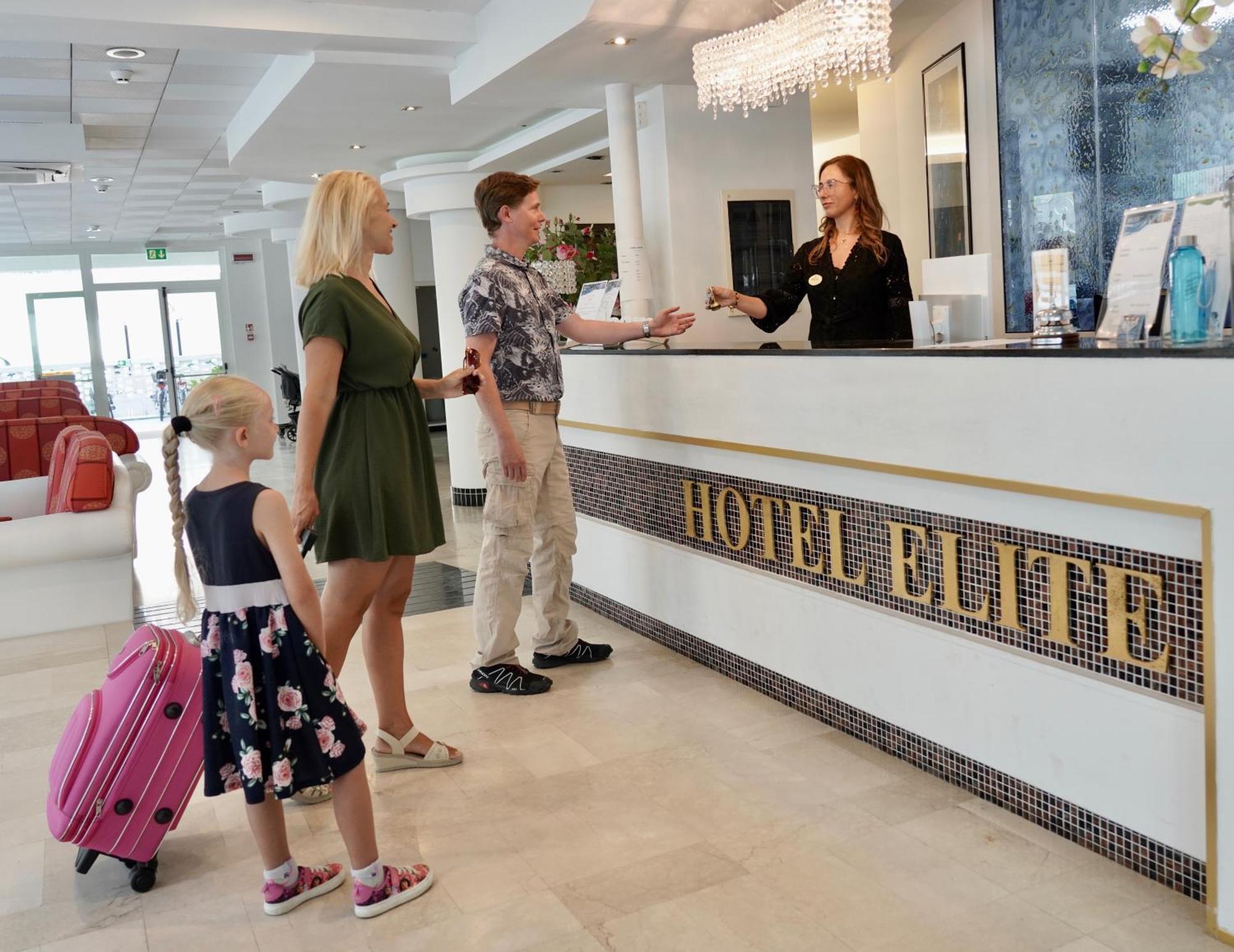 Hotel Elite كاتوليكا المظهر الخارجي الصورة